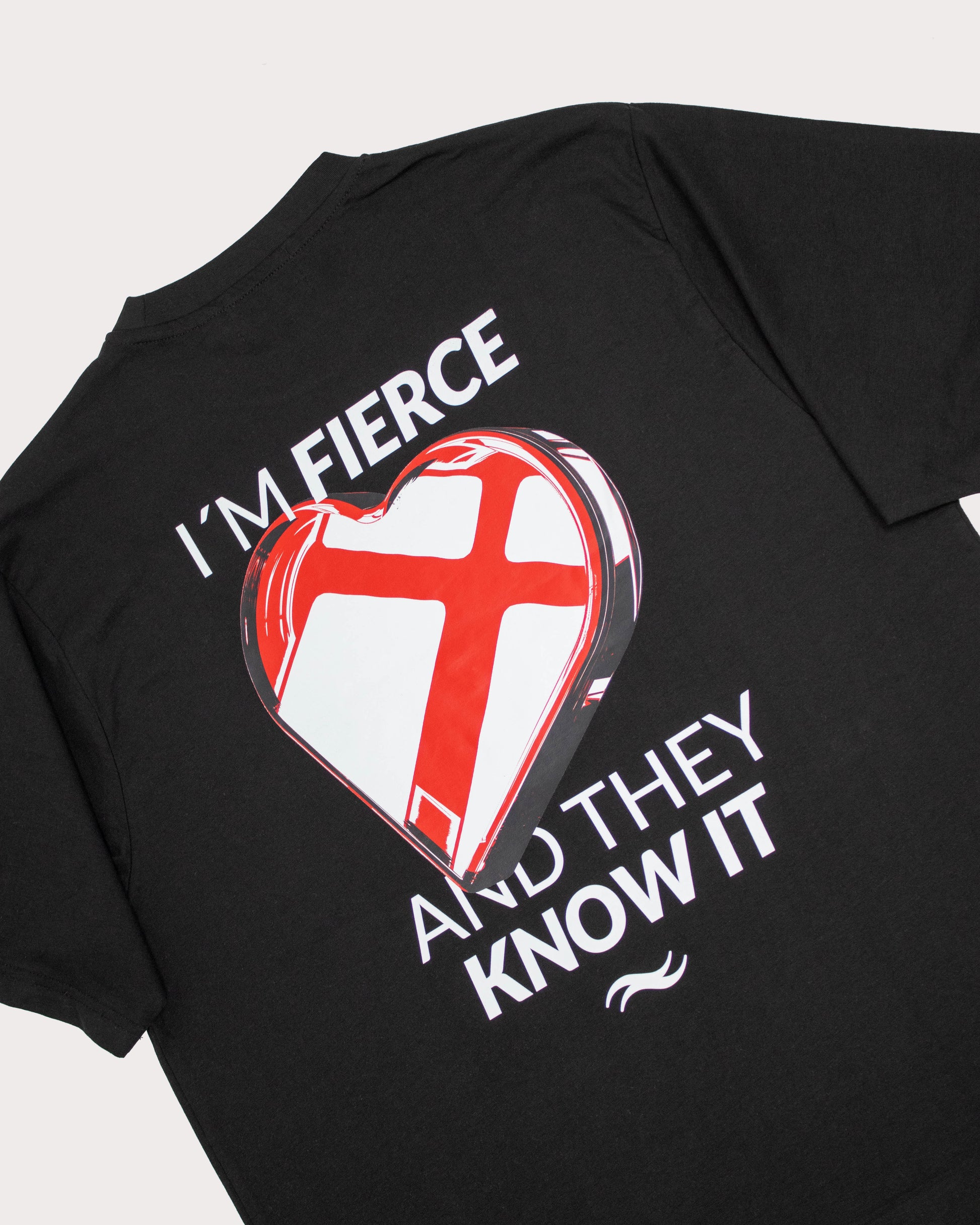 Camiseta negra con corazón rojo de cristal y eslogan: I´M FIERCE AND THEY KNOW IT