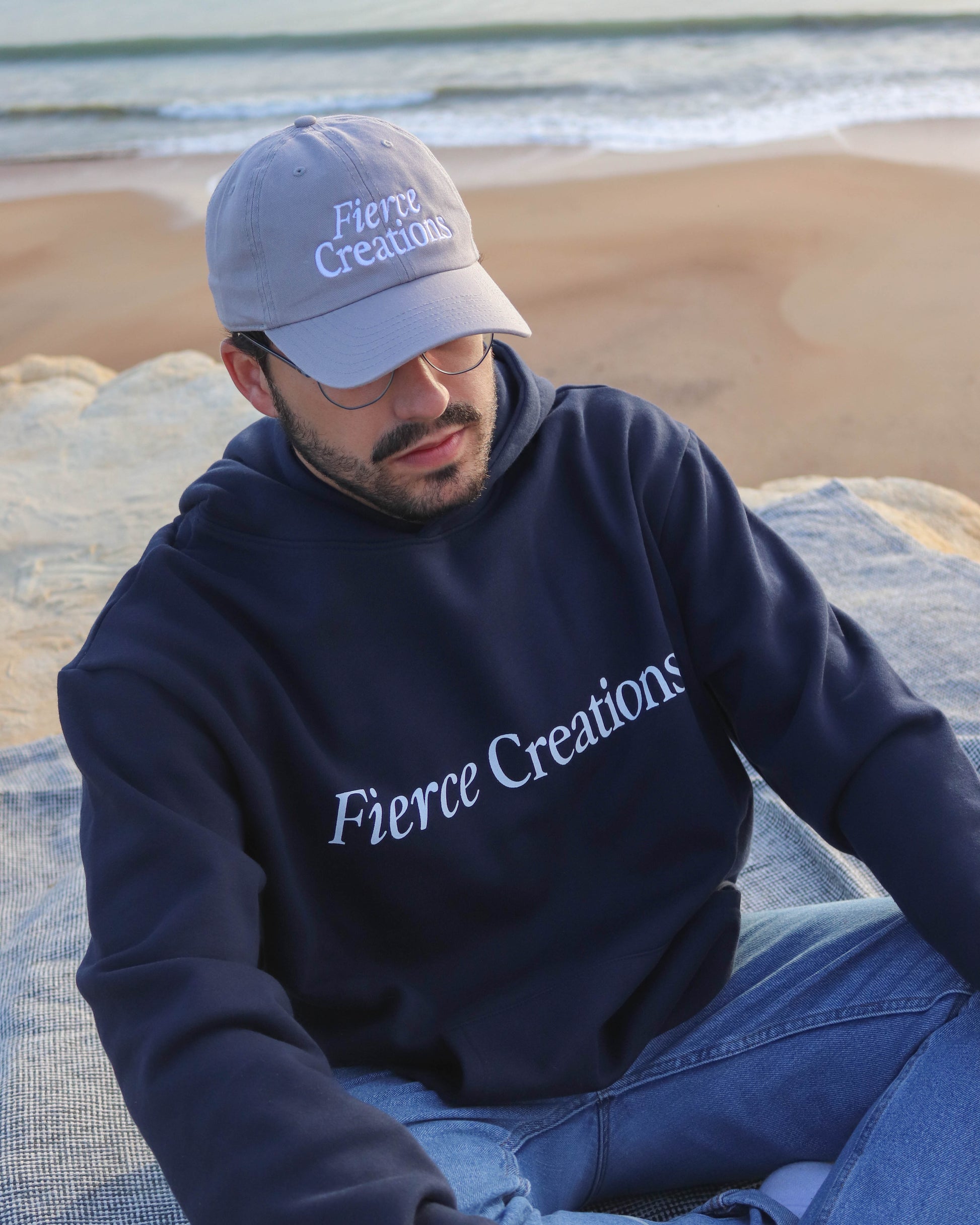 Foto de modelo en la playa con sudadera Fierce Creations 