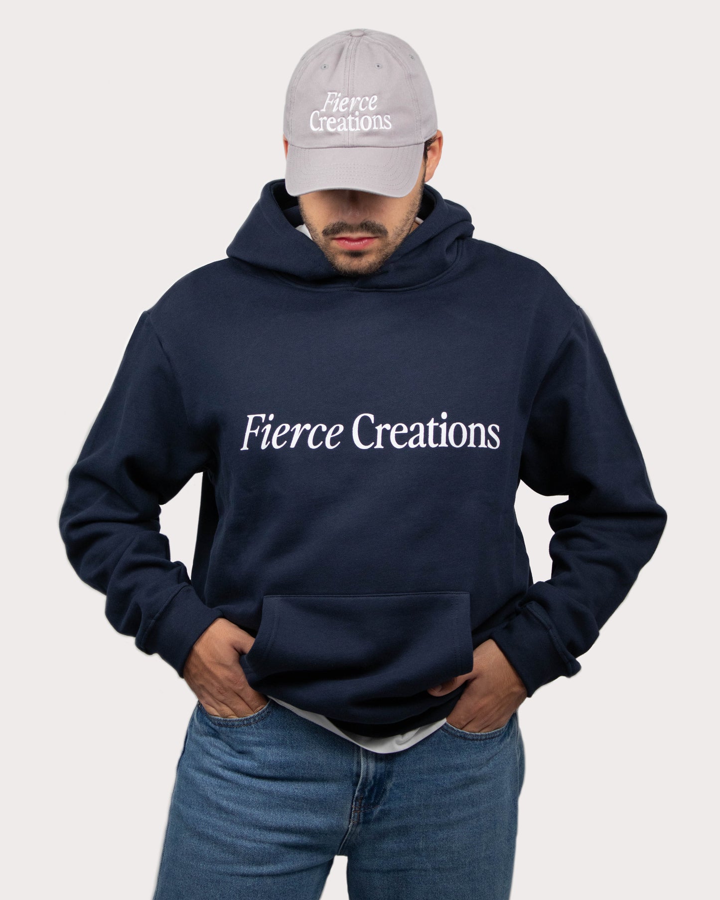 Modelo usando sudadera fierce creations