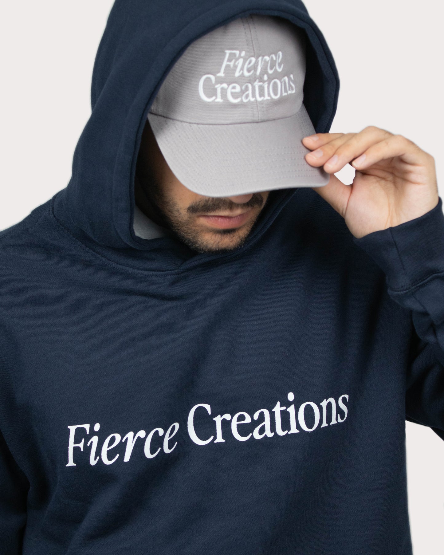 Modelo usando sudadera azul fierce creations con gorra 